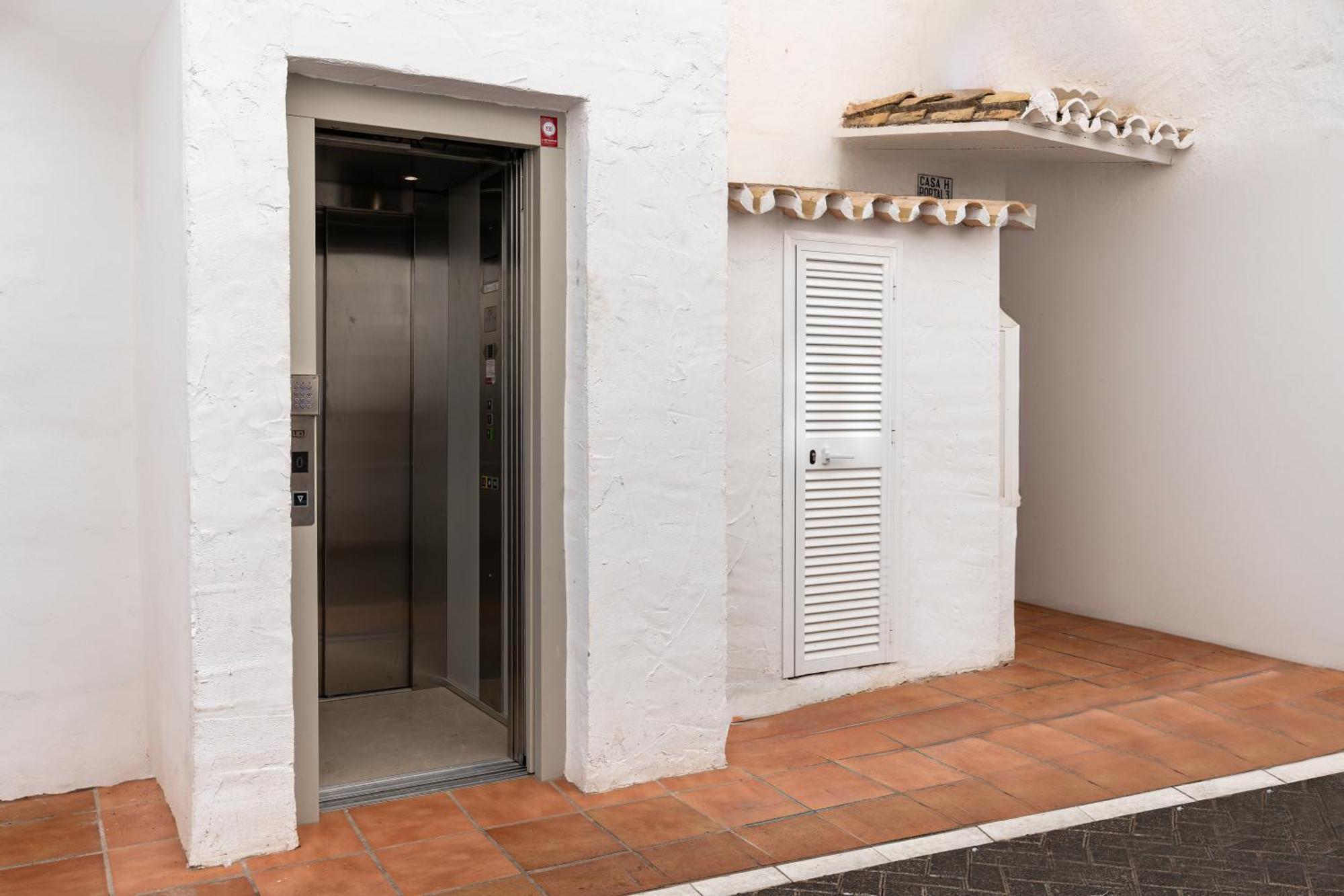 243-Fully Renovated-Puerto Banus Marbella Front Line Penthouse Lägenhet Exteriör bild