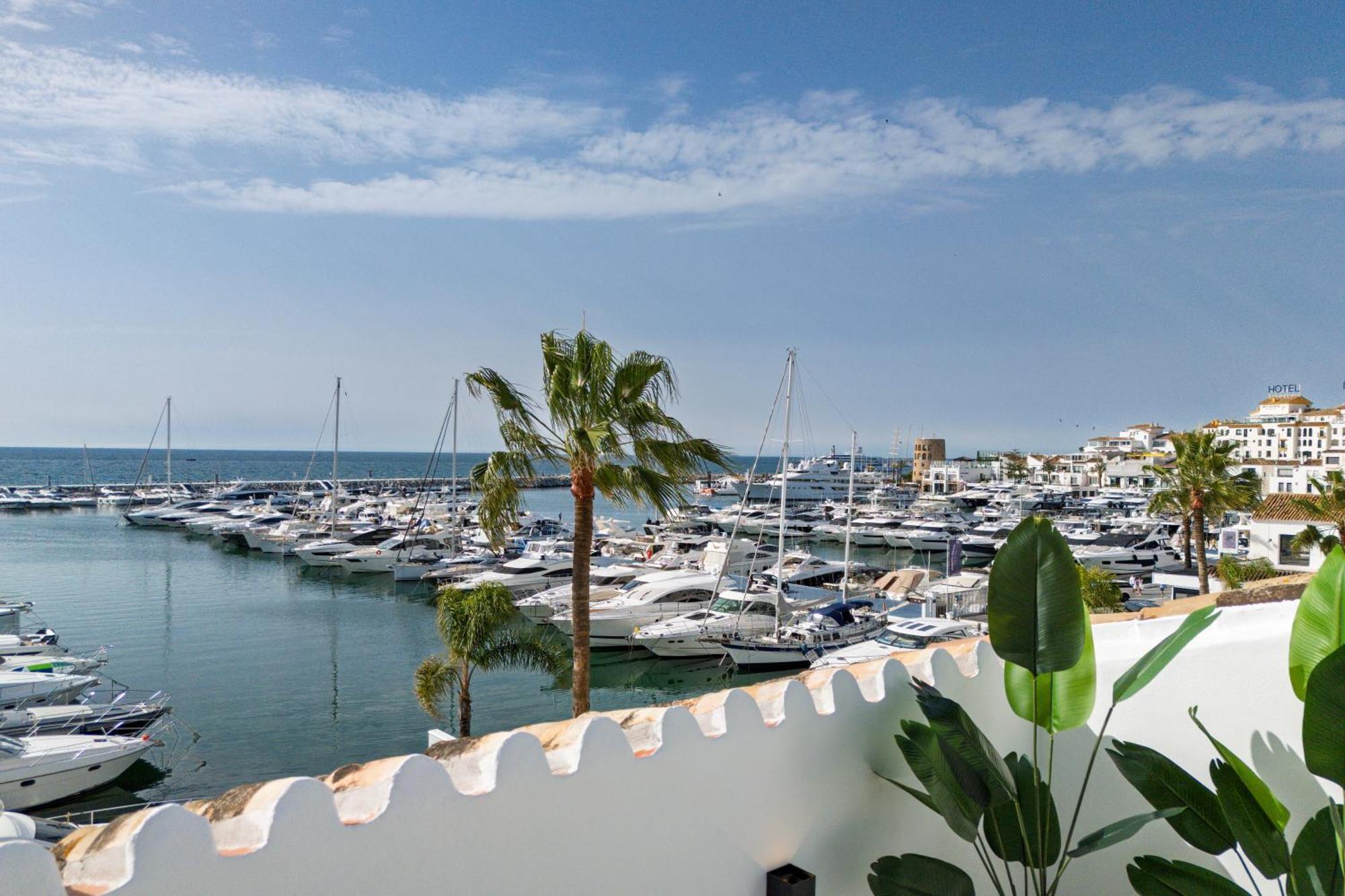 243-Fully Renovated-Puerto Banus Marbella Front Line Penthouse Lägenhet Exteriör bild