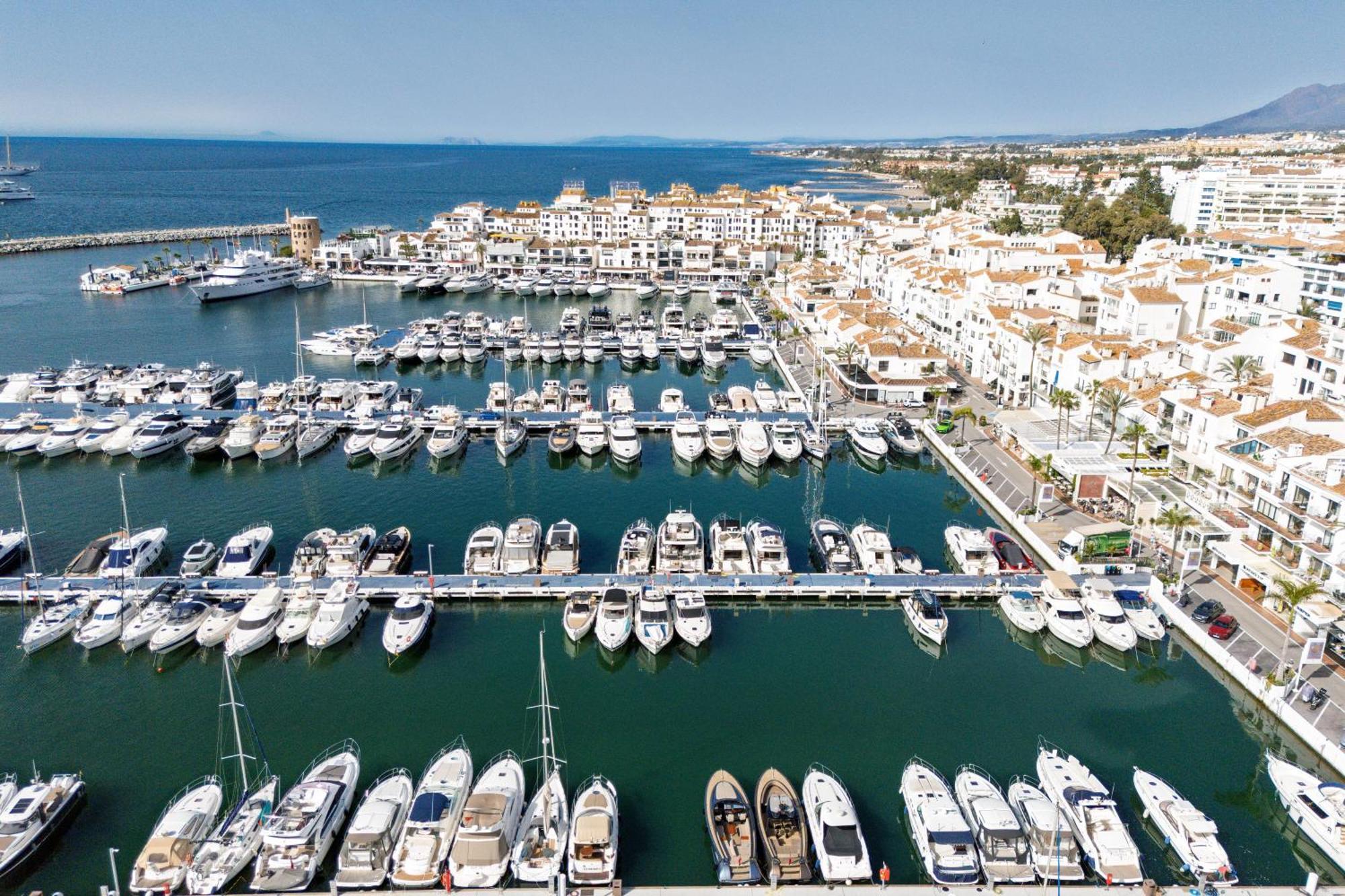 243-Fully Renovated-Puerto Banus Marbella Front Line Penthouse Lägenhet Exteriör bild